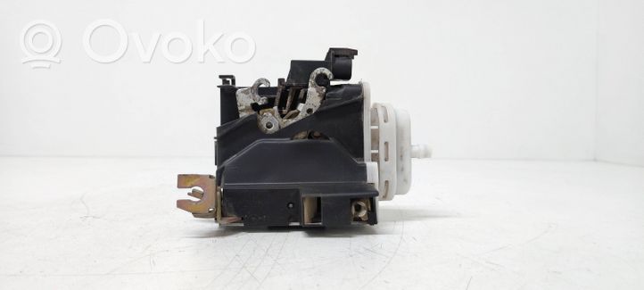 Audi A4 S4 B5 8D Etuoven lukko 8D1837015A