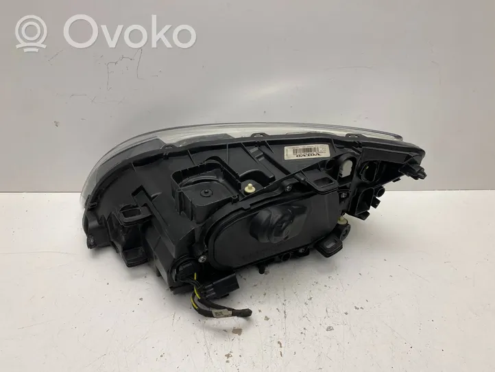 Volvo S60 Lampa przednia 31420270