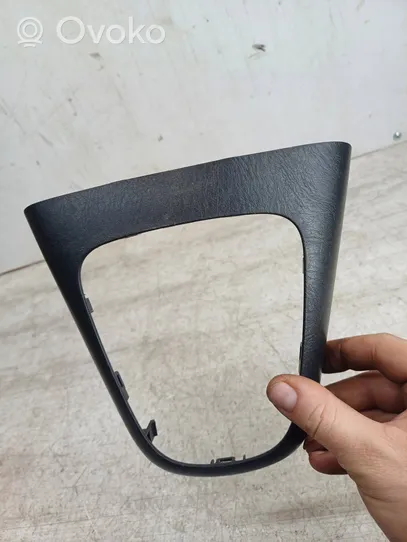 Toyota Corolla Verso E121 Rivestimento in plastica cornice della leva del cambio 5884313020