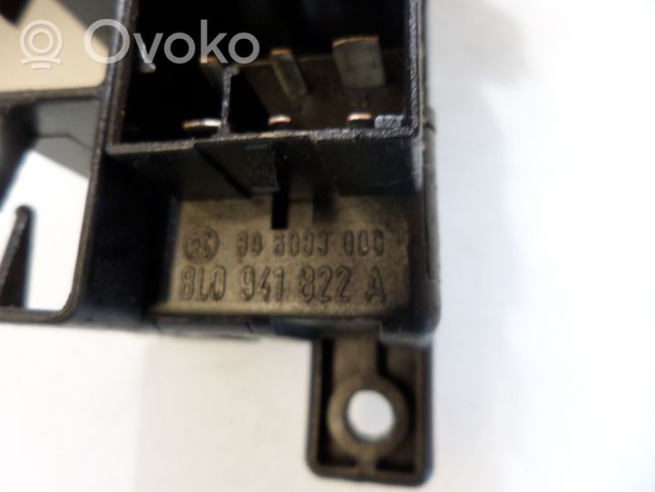 Volkswagen PASSAT B5 Module de fusibles 8L0941822A