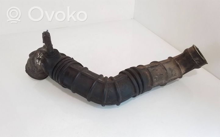 Volvo S40, V40 Support, tuyau de refroidissement intermédiaire MB957388