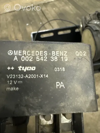 Mercedes-Benz E W211 Hehkutulpan esikuumennuksen rele A0025423819