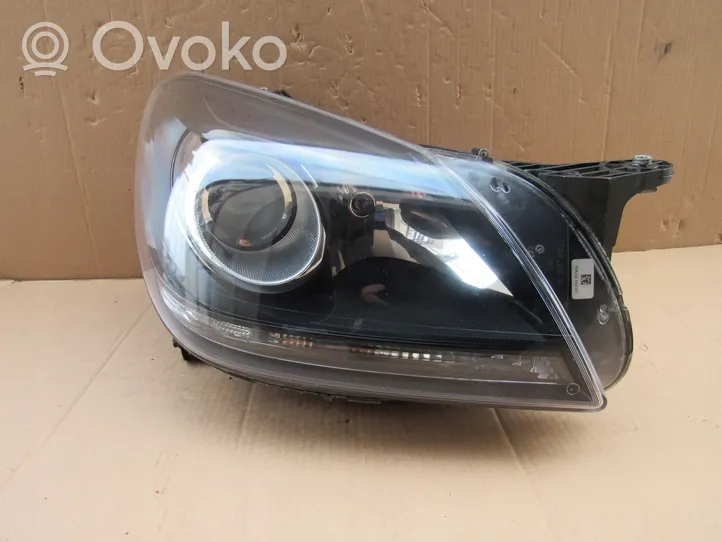 Mercedes-Benz SLK R172 Lampa przednia A1728202059