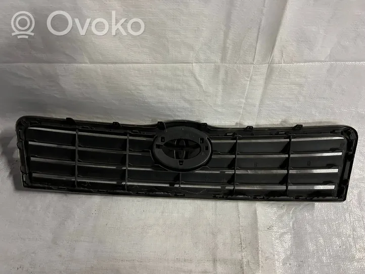 Toyota Avensis T220 Etupuskurin ylempi jäähdytinsäleikkö 5311405060