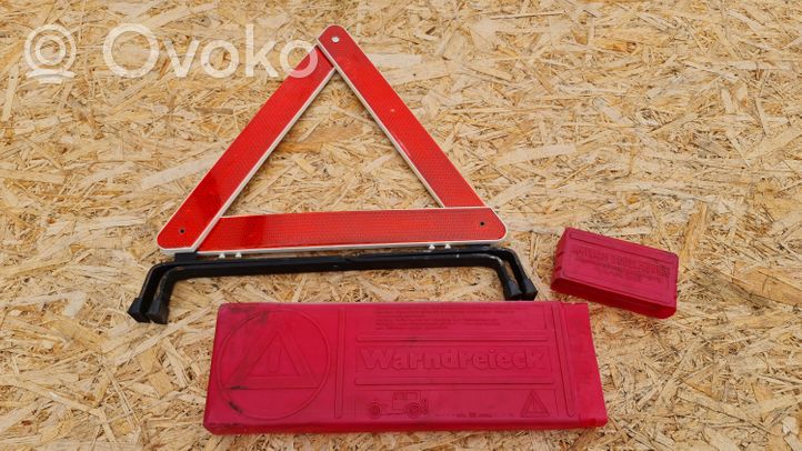 Volvo S60 Triangle d'avertissement K23601