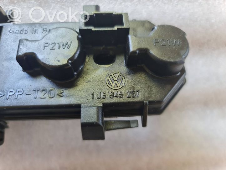 Volkswagen Golf IV Galinio žibinto detalė 1J6945257