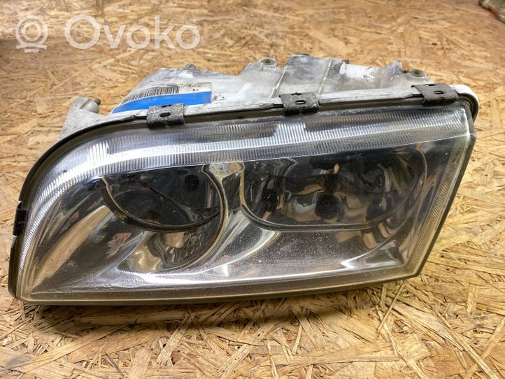 Volvo S40, V40 Lampa przednia 30899682