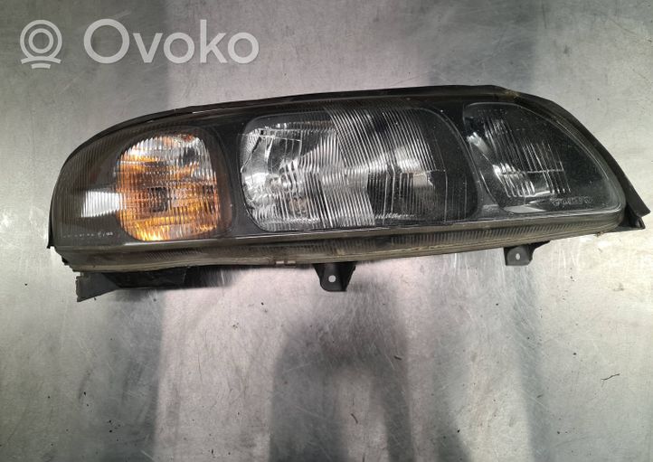 Volvo S60 Lampa przednia 8693588