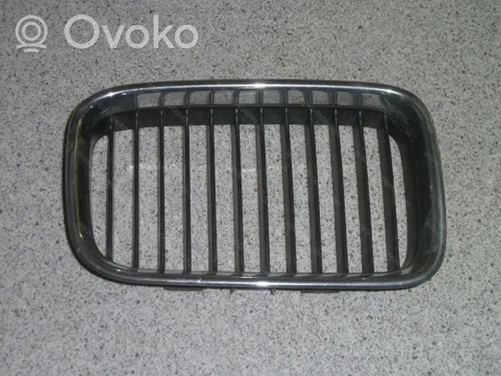 BMW 3 E36 Grille calandre supérieure de pare-chocs avant 51138122238