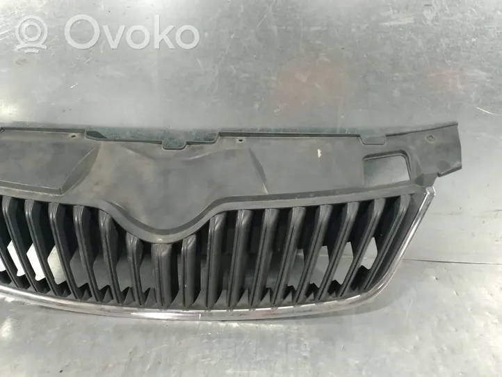 Skoda Fabia Mk2 (5J) Maskownica / Grill / Atrapa górna chłodnicy 5J0853668C