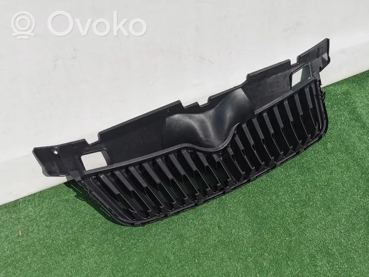 Skoda Fabia Mk2 (5J) Maskownica / Grill / Atrapa górna chłodnicy 5J0853668C