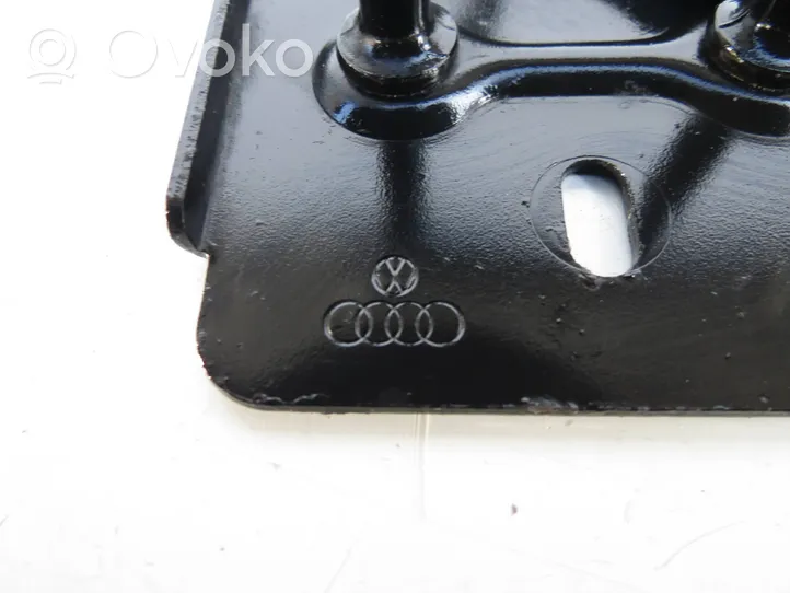 Audi Q7 4L Konepellin lukituksen vastakappale 4L0823480