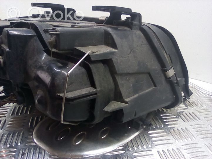 Audi A6 S6 C5 4B Lampa przednia 15592300