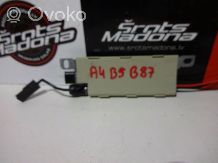 Audi A4 S4 B5 8D Antenos stiprintuvas 8D5035225D