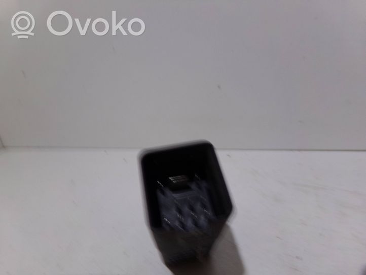 Volvo V70 Przekaźnik / Modul układu ogrzewania wstępnego 30751798