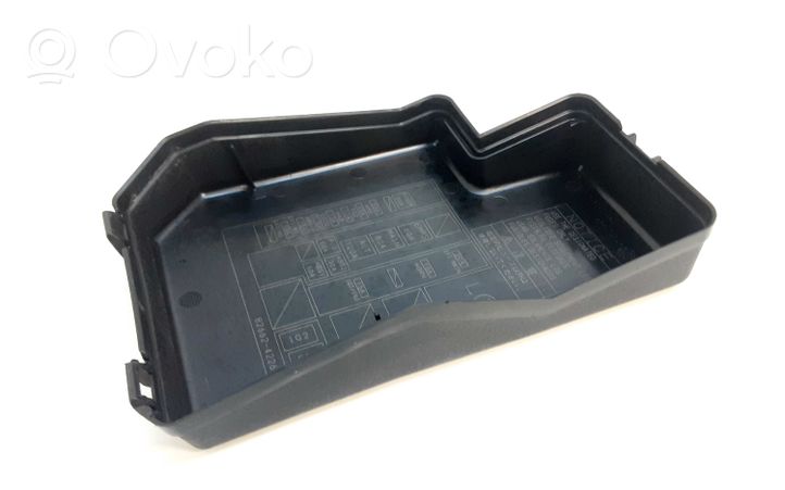 Toyota RAV 4 (XA30) Coperchio scatola dei fusibili 8266242260