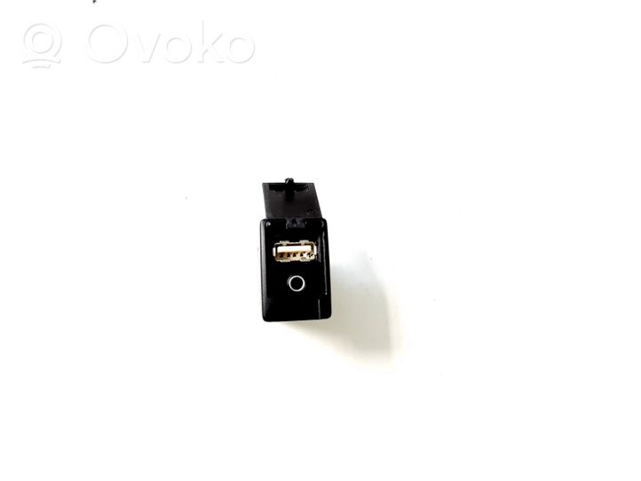 Toyota RAV 4 (XA40) USB jungtis 8619042040