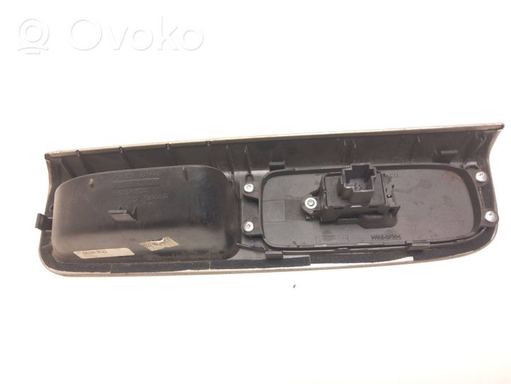 Volvo V50 Ramka przycisków otwierania szyby drzwi przednich 8679666