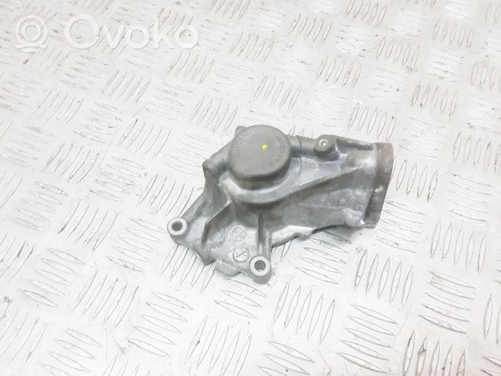 Mercedes-Benz C AMG W205 Support pompe injection à carburant A2760700200