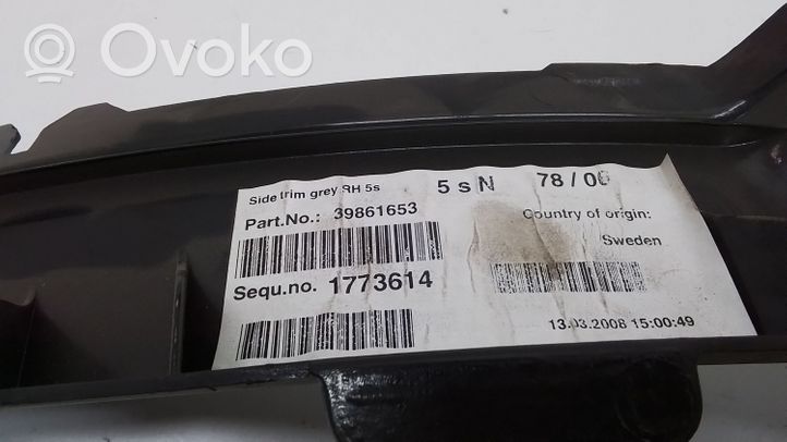 Volvo XC90 Tavaratilan/takakontin alempi sivuverhoilu 39861653