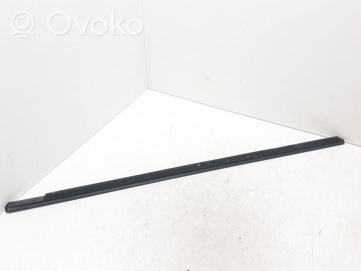 Volvo XC70 Takaoven lasin muotolista 31801007