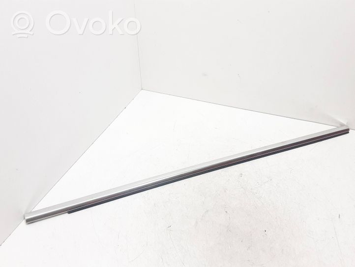 Volvo XC70 Takaoven lasin muotolista 31301007