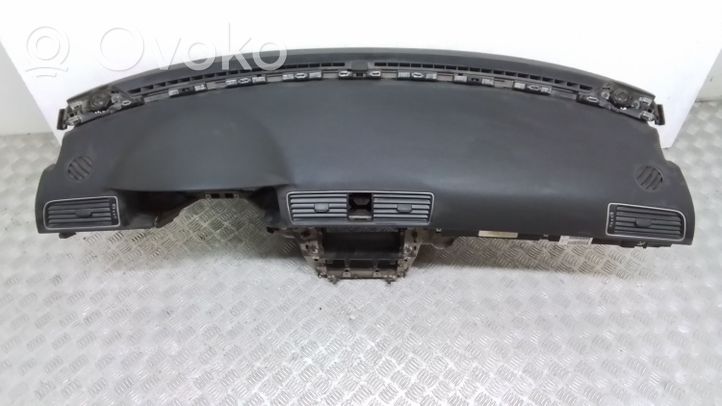 Volkswagen PASSAT B7 USA Deska rozdzielcza 561857003