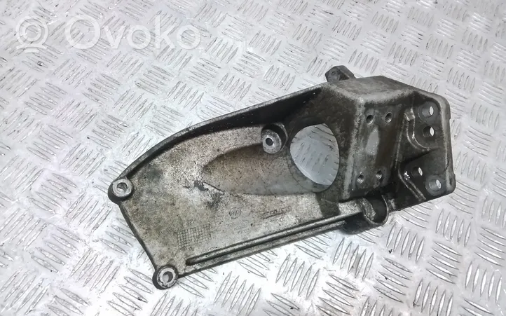 Volvo V40 Supporto di montaggio scatola del cambio 31370633