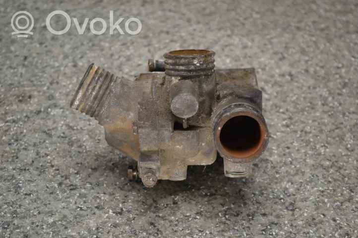 BMW 3 E30 Tuyau de liquide de refroidissement moteur 1265056