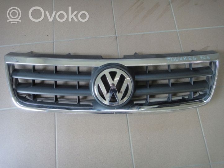 Volkswagen Touareg I Grille calandre supérieure de pare-chocs avant 