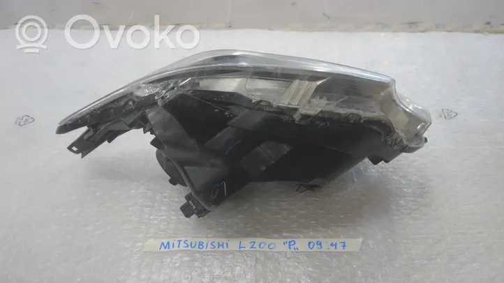 Mitsubishi L200 Lampa przednia L200R0997