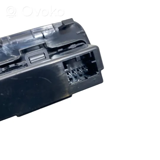 Audi Q3 F3 USB-pistokeliitin 575035954