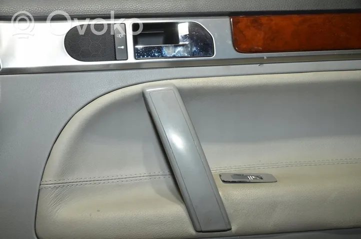 Volkswagen Touareg I Rivestimento del pannello della portiera anteriore 7L6867012