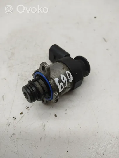 Volkswagen PASSAT B7 Fuel pressure regulator 