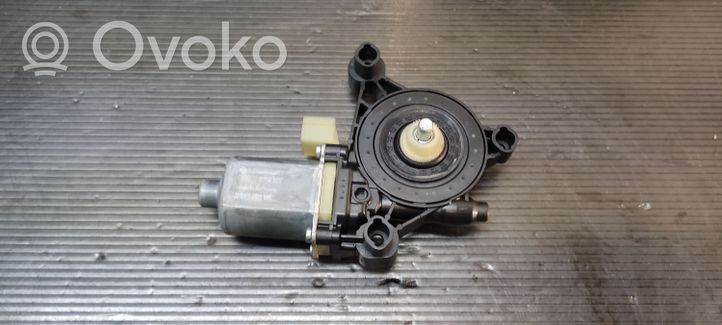 Volkswagen Golf VII Front door window regulator motor 0130822077