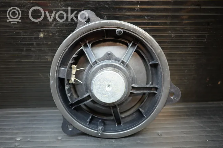 Nissan Juke I F15 Garsiakalbis (-iai) galinėse duryse 