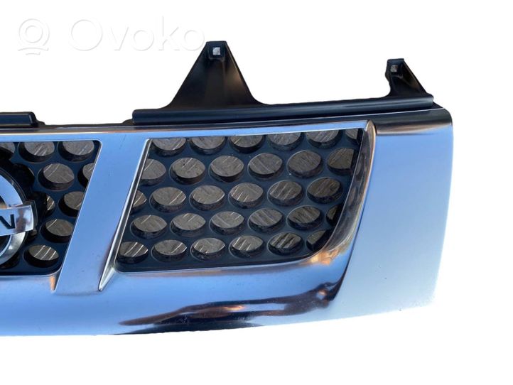 Nissan Navara D22 Grille calandre supérieure de pare-chocs avant 62310VK000