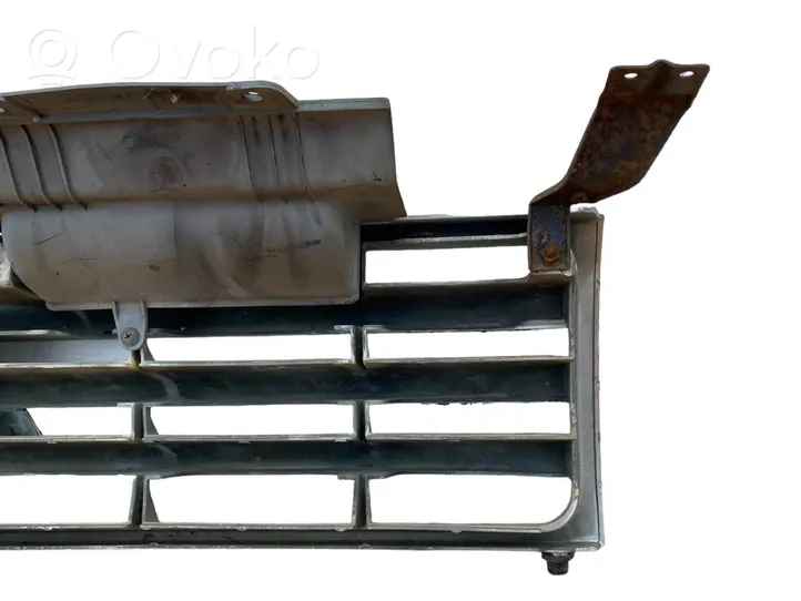 Mitsubishi Pajero Maskownica / Grill / Atrapa górna chłodnicy MB831059