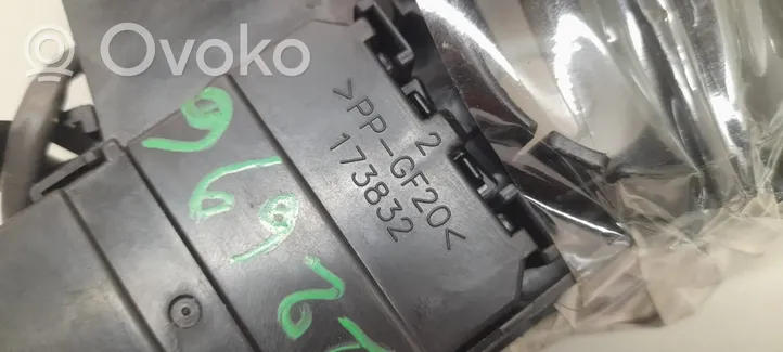 Toyota Verso Interrupteur / bouton multifonctionnel 17F373