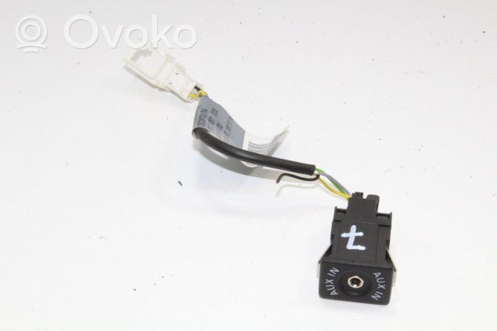 Volkswagen PASSAT CC Connettore plug in AUX 3C0971154