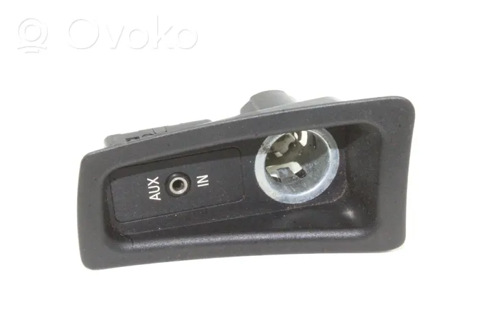 BMW 1 E82 E88 Enchufe conector entrada auxiliar 61316930561