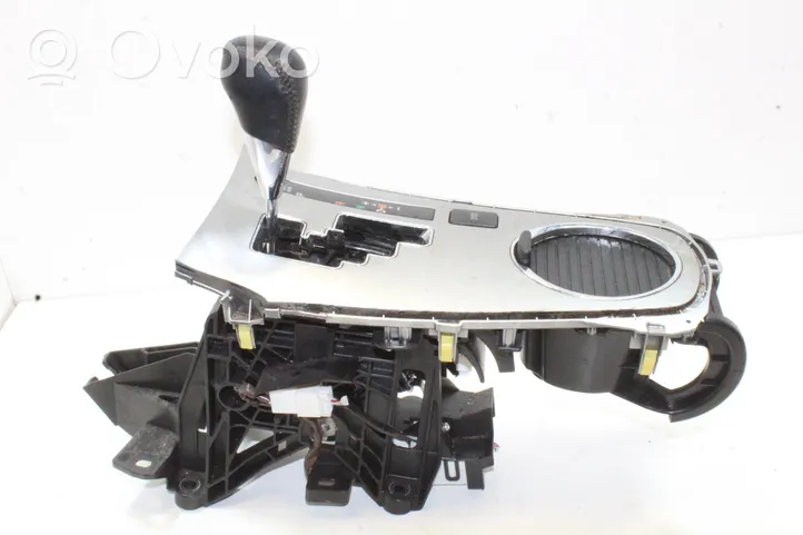 Toyota Avensis T270 Gear shifter/selector 5562505020