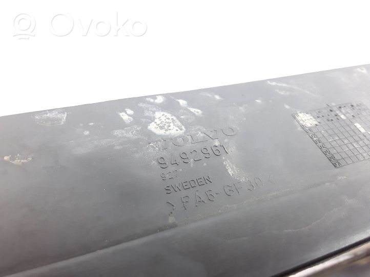 Volvo V70 Radiatoru dekoratīvā apdare 9492961