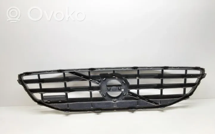 Volvo V40 Grotelės viršutinės 31283762