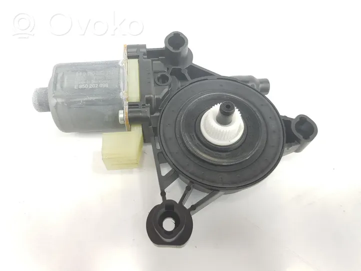 Volkswagen Golf VIII Moteur de lève-vitre de porte avant 5Q0959802A