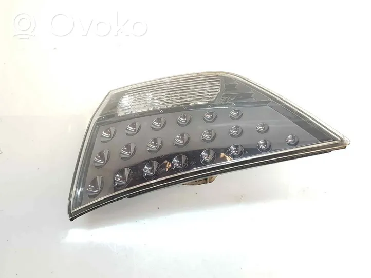 Mitsubishi Outlander Lampy tylnej klapy bagażnika 8331A006