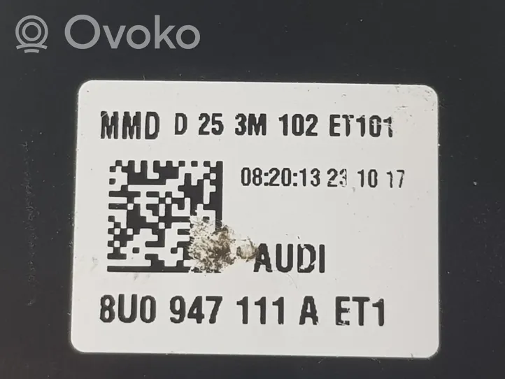 Audi Q3 8U Kattokonsolin valaisinyksikön koristelista 8U0947111A