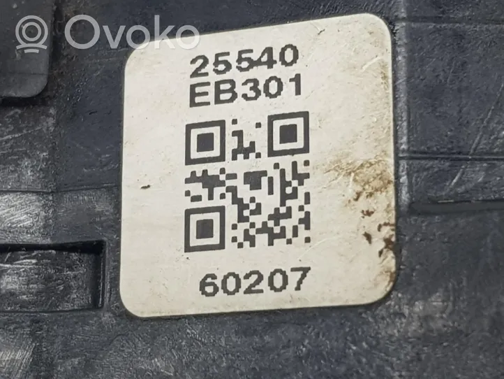 Nissan NP300 Ohjauspyörän painikkeet/kytkimet 25540EB305