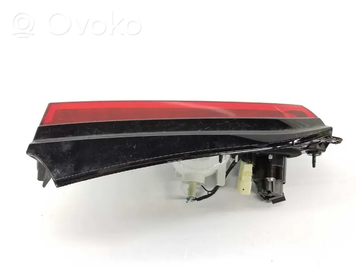 Toyota RAV 4 (XA40) Luci posteriori del portellone del bagagliaio 8158142080