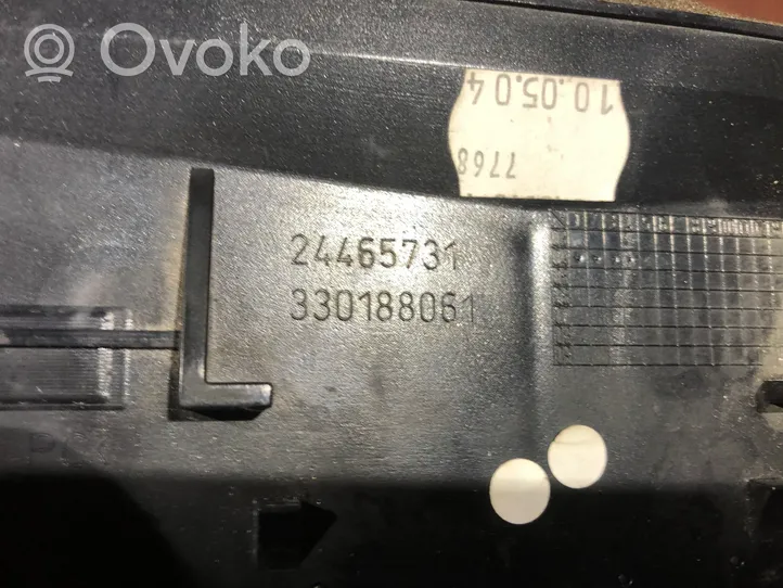 Opel Astra H Dysze / Kratki środkowego nawiewu deski rozdzielczej 24465731